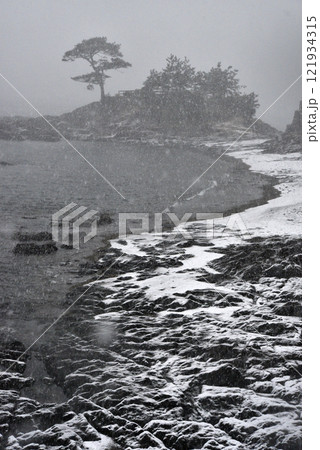 秋谷の立石　立石公園　雪　 121934315