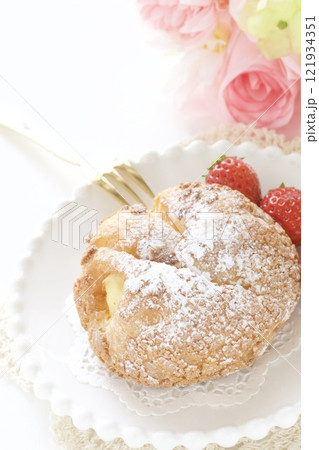 イチゴとシュークリーム イチゴとシュークリーム 121934351