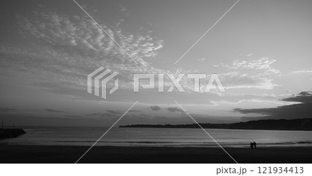 夕方の渚の二人 121934413