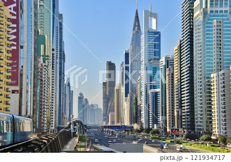 ドバイのシェイク・ザイード・ロード (Sheikh Zayed Road) 121934717