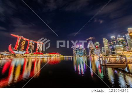 マーライオン公園から見たシンガポール市街地にある高層ビル群の夜景とマリーナベイサンズ マーライオン公園から見たシンガポール市街地にある高層ビル群の夜景とマリーナベイサンズ 121934842
