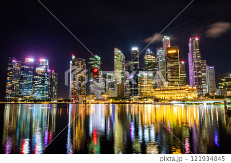 マーライオン公園から見たシンガポール市街地にある高層ビル群の夜景 マーライオン公園から見たシンガポール市街地にある高層ビル群の夜景 121934845
