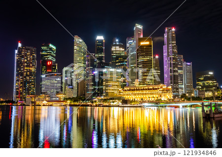 マーライオン公園から見たシンガポール市街地にある高層ビル群の夜景 マーライオン公園から見たシンガポール市街地にある高層ビル群の夜景 121934846