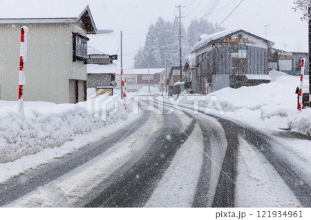 田舎の道路の雪景色 田舎の道路の雪景色 121934961