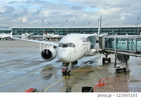 ミュンヘン空港の第2ターミナルに駐機するA350 ミュンヘン空港の第2ターミナルに駐機するA350 121935101