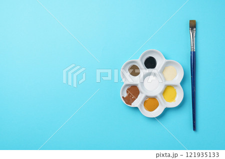 絵の具と筆 121935133