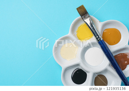 絵の具と筆 121935136