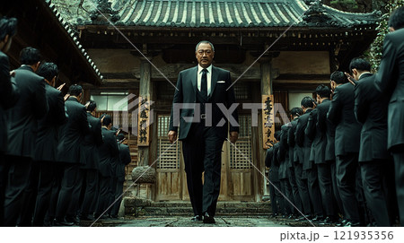 威厳あるスーツ姿のリーダーと整列する部下たち 威厳あるスーツ姿のリーダーと整列する部下たち 121935356