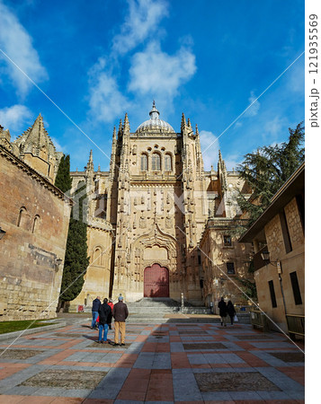 Salamanca. View of Salamanca and the Enrique Estevan bridge from the dock viewing point over the Tormes River. Traditional stone buildings. Salamanca Cathedral. SALAMANCA, SPAIN. 13 JANUARY 2025. 121935569