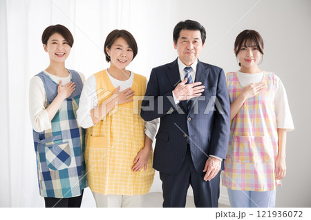 信頼や安心、お任せなどのポーズ　保育士や介護士、園長先生のカメラ目線イメージ 121936072