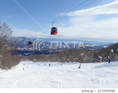 遠くに冠雪した山々を望むスキー場の絶景 遠くに冠雪した山々を望むスキー場の絶景 121936086
