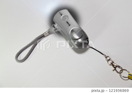 懐中電灯の機能を備えた防犯ブザー(作動イメージ画像) 懐中電灯の機能を備えた防犯ブザー(作動イメージ画像) 121936869