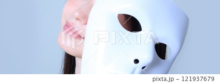 仮面を持つ女性のイメージ 121937679