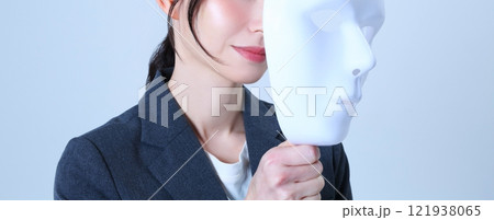 仮面を持つ女性会社員のイメージ 121938065
