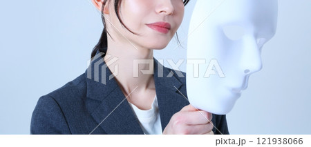 仮面を持つ女性会社員のイメージ 121938066
