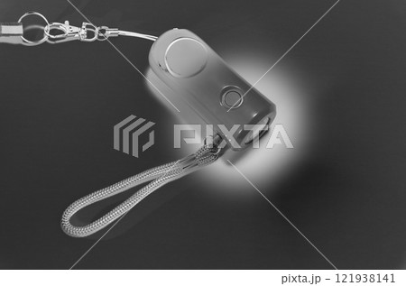 懐中電灯の機能を備えた防犯ブザー(作動イメージ画像) 懐中電灯の機能を備えた防犯ブザー(作動イメージ画像) 121938141