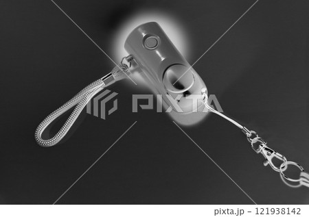 懐中電灯の機能を備えた防犯ブザー(作動イメージ画像) 懐中電灯の機能を備えた防犯ブザー(作動イメージ画像) 121938142