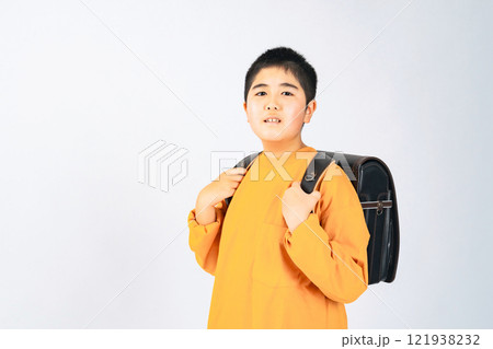 ランドセルを背負った小学生の男の子 121938232