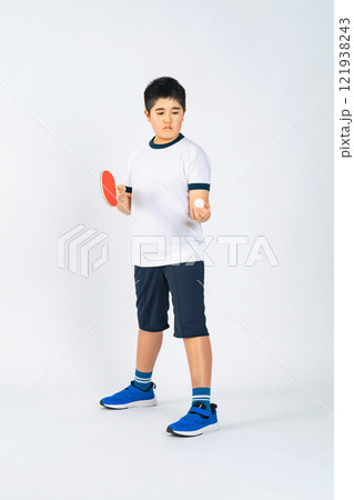 卓球ラケットを持つ男の子の全身写真 卓球ラケットを持つ男の子の全身写真 121938243