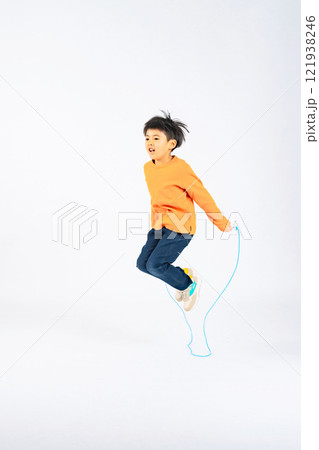 縄跳びをする男の子の全身写真 縄跳びをする男の子の全身写真 121938246