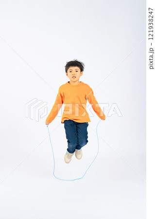 縄跳びをする男の子の全身写真 縄跳びをする男の子の全身写真 121938247