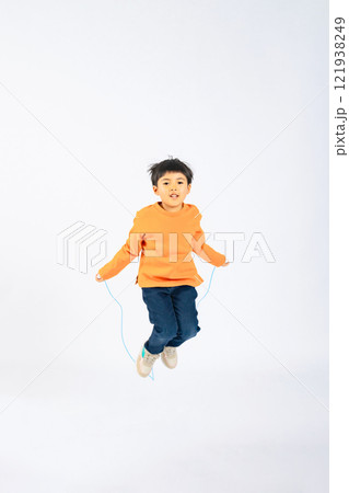 縄跳びをする男の子の全身写真 縄跳びをする男の子の全身写真 121938249