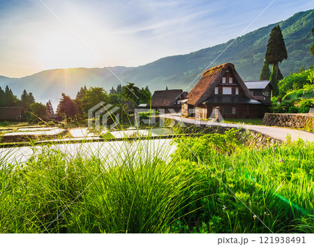 日本の原風景　朝日に照らされる合掌集落　五箇山 121938491
