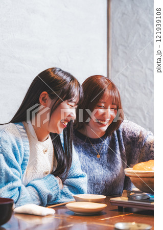 カニ鍋で女子会をする若い女性【撮影協力・海鮮居酒屋　魚魯こ】 121939108