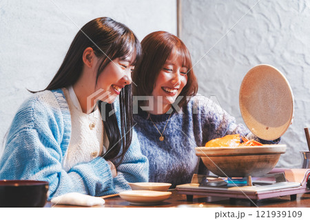 カニ鍋で女子会をする若い女性【撮影協力・海鮮居酒屋 魚魯こ】 カニ鍋で女子会をする若い女性【撮影協力・海鮮居酒屋 魚魯こ】 121939109