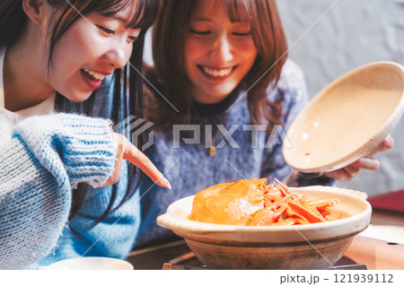 カニ鍋で女子会をする若い女性【撮影協力・海鮮居酒屋　魚魯こ】 121939112
