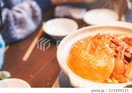 カニ鍋で女子会をする若い女性【撮影協力・海鮮居酒屋　魚魯こ】 121939115