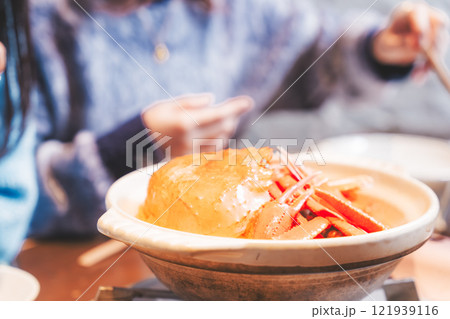 カニ鍋で女子会をする若い女性【撮影協力・海鮮居酒屋　魚魯こ】 121939116