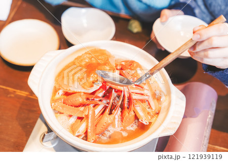 カニ鍋で女子会をする若い女性【撮影協力・海鮮居酒屋　魚魯こ】 121939119