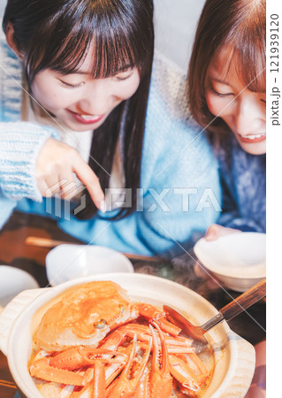 カニ鍋で女子会をする若い女性【撮影協力・海鮮居酒屋　魚魯こ】 121939120