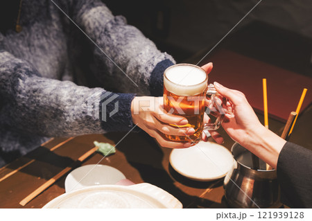 店員からビールを受け取る若い女性【撮影協力・海鮮居酒屋 魚魯こ】 店員からビールを受け取る若い女性【撮影協力・海鮮居酒屋 魚魯こ】 121939128