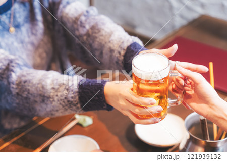 店員からビールを受け取る若い女性【撮影協力・海鮮居酒屋　魚魯こ】 121939132