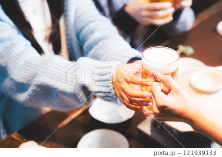 店員からビールを受け取る若い女性【撮影協力・海鮮居酒屋　魚魯こ】 121939133