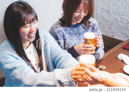 店員からビールを受け取る若い女性【撮影協力・海鮮居酒屋　魚魯こ】 121939134