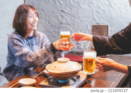 店員からビールを受け取る若い女性【撮影協力・海鮮居酒屋　魚魯こ】 121939137
