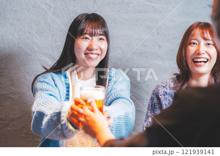 店員からビールを受け取る若い女性【撮影協力・海鮮居酒屋　魚魯こ】 121939141
