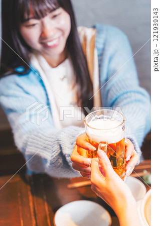店員からビールを受け取る若い女性【撮影協力・海鮮居酒屋 魚魯こ】 店員からビールを受け取る若い女性【撮影協力・海鮮居酒屋 魚魯こ】 121939143