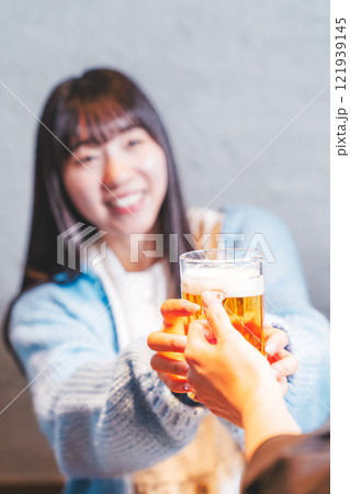 店員からビールを受け取る若い女性【撮影協力・海鮮居酒屋 魚魯こ】 店員からビールを受け取る若い女性【撮影協力・海鮮居酒屋 魚魯こ】 121939145