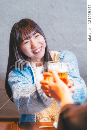 店員からビールを受け取る若い女性【撮影協力・海鮮居酒屋 魚魯こ】 店員からビールを受け取る若い女性【撮影協力・海鮮居酒屋 魚魯こ】 121939146