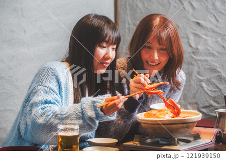カニ鍋で女子会をする若い女性【撮影協力・海鮮居酒屋　魚魯こ】 121939150