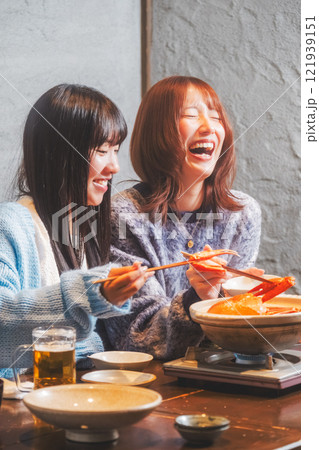 カニ鍋で女子会をする若い女性【撮影協力・海鮮居酒屋　魚魯こ】 121939151