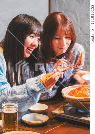 カニ鍋で女子会をする若い女性【撮影協力・海鮮居酒屋 魚魯こ】 カニ鍋で女子会をする若い女性【撮影協力・海鮮居酒屋 魚魯こ】 121939152