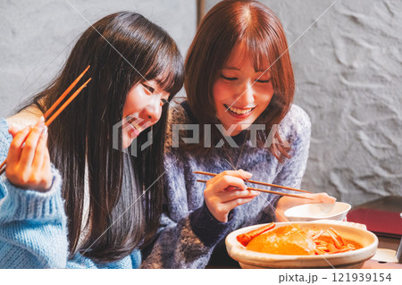 カニ鍋で女子会をする若い女性【撮影協力・海鮮居酒屋　魚魯こ】 121939154