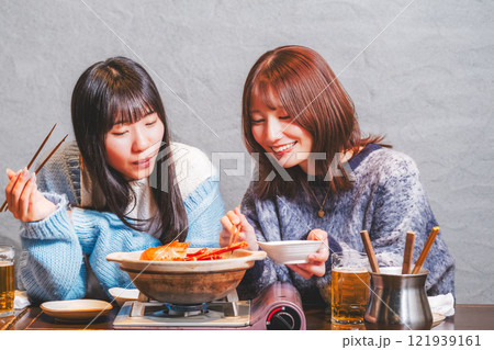 カニ鍋で女子会をする若い女性【撮影協力・海鮮居酒屋　魚魯こ】 121939161