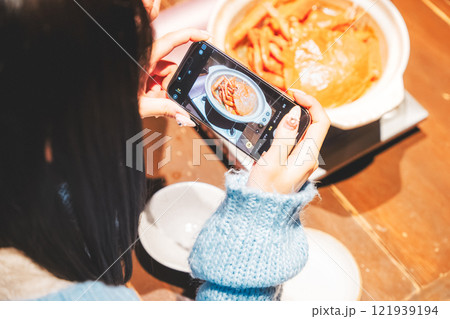 映えるカニ鍋をスマホで撮る若い女性二人【撮影協力・海鮮居酒屋 魚魯こ】 映えるカニ鍋をスマホで撮る若い女性二人【撮影協力・海鮮居酒屋 魚魯こ】 121939194