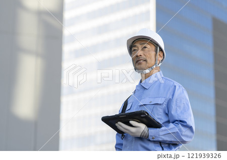 ビルの点検作業をする作業服姿の男性 121939326